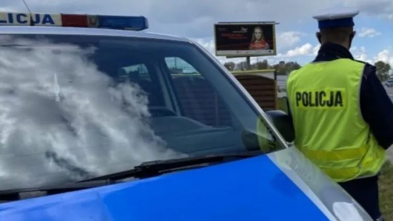 25-latek "wysyłał" buziaki policjantom i... wjechał rowerem w słup (FOTO: KPP Kartuzy)