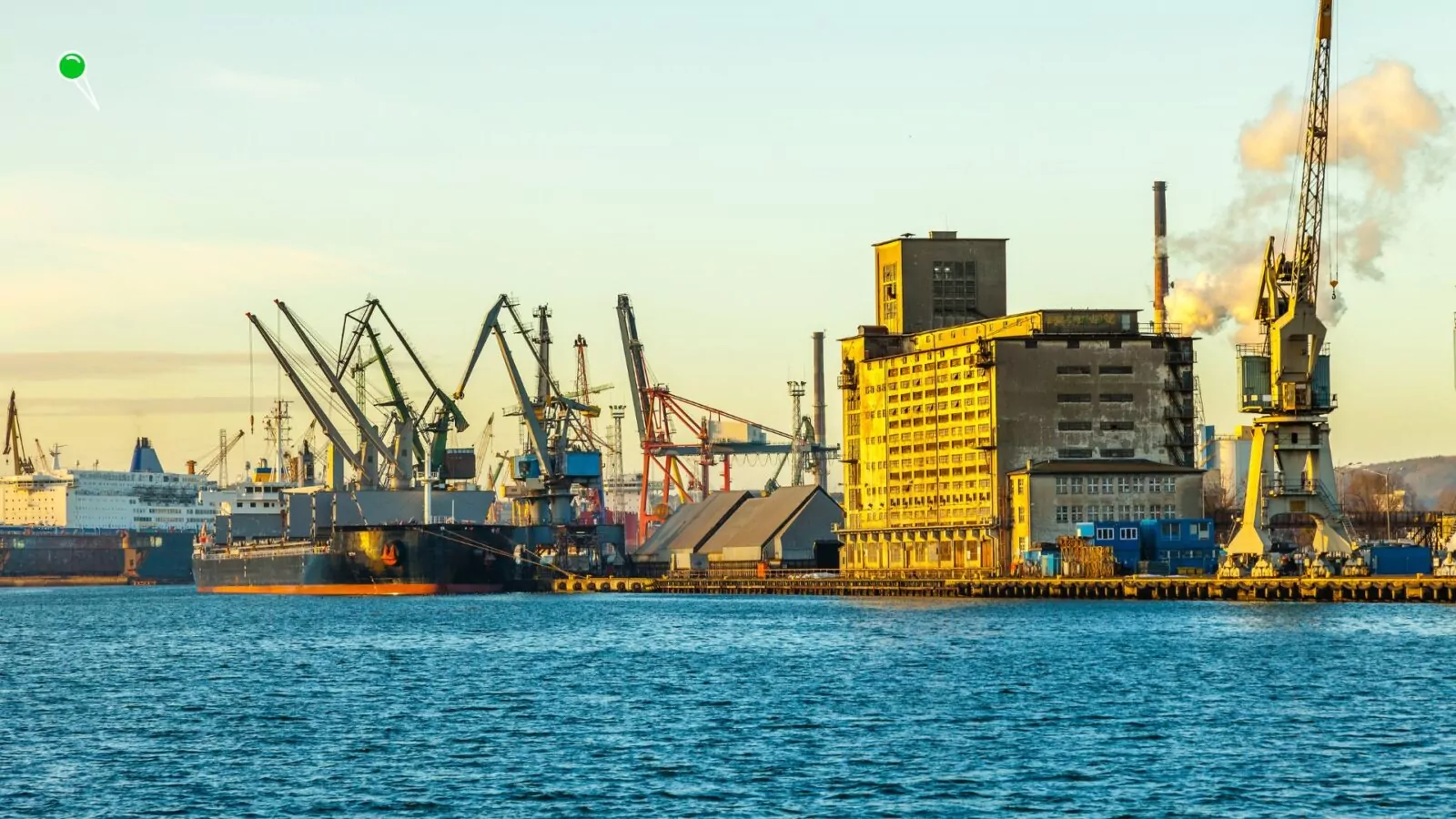 Port Gdańsk Wewnętrzny - ruch statków (canva.com)