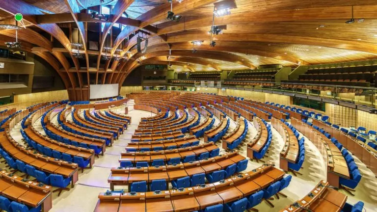 Jak przebiega uchylenie immunitetu w zgromadzeniu Rady Europy? (FOTO: canva..com)