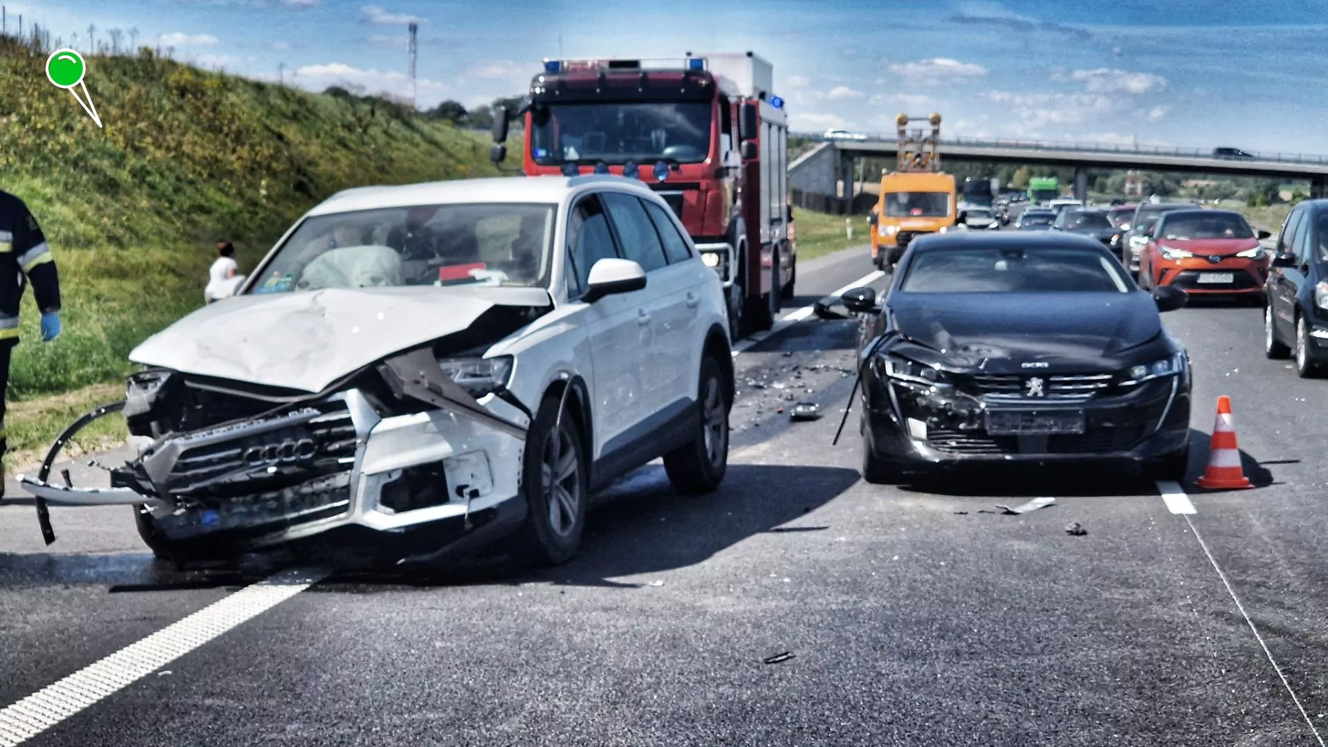 Dwa poważne wypadki drogowe. Utrudnienia na A1 i DK7 (FOTO: OSP Pszczółki)