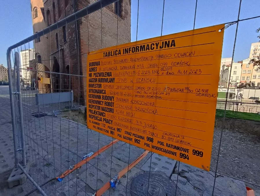 Trwa odbudowa dawnego odwachu przy Stągwiach Mlecznych (FOTO: wbijamszpile.pl)