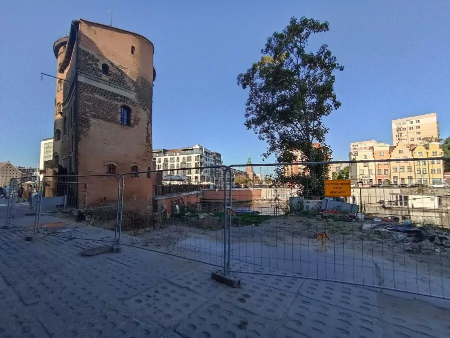 Trwa odbudowa dawnego odwachu przy Stągwiach Mlecznych (FOTO: wbijamszpile.pl)