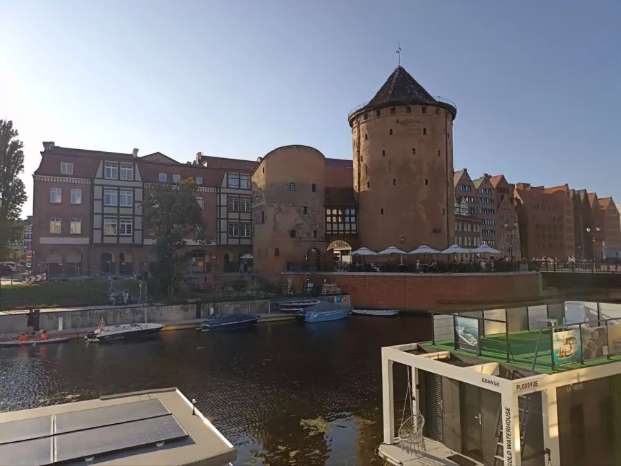 Trwa odbudowa dawnego odwachu przy Stągwiach Mlecznych (FOTO: wbijamszpile.pl)