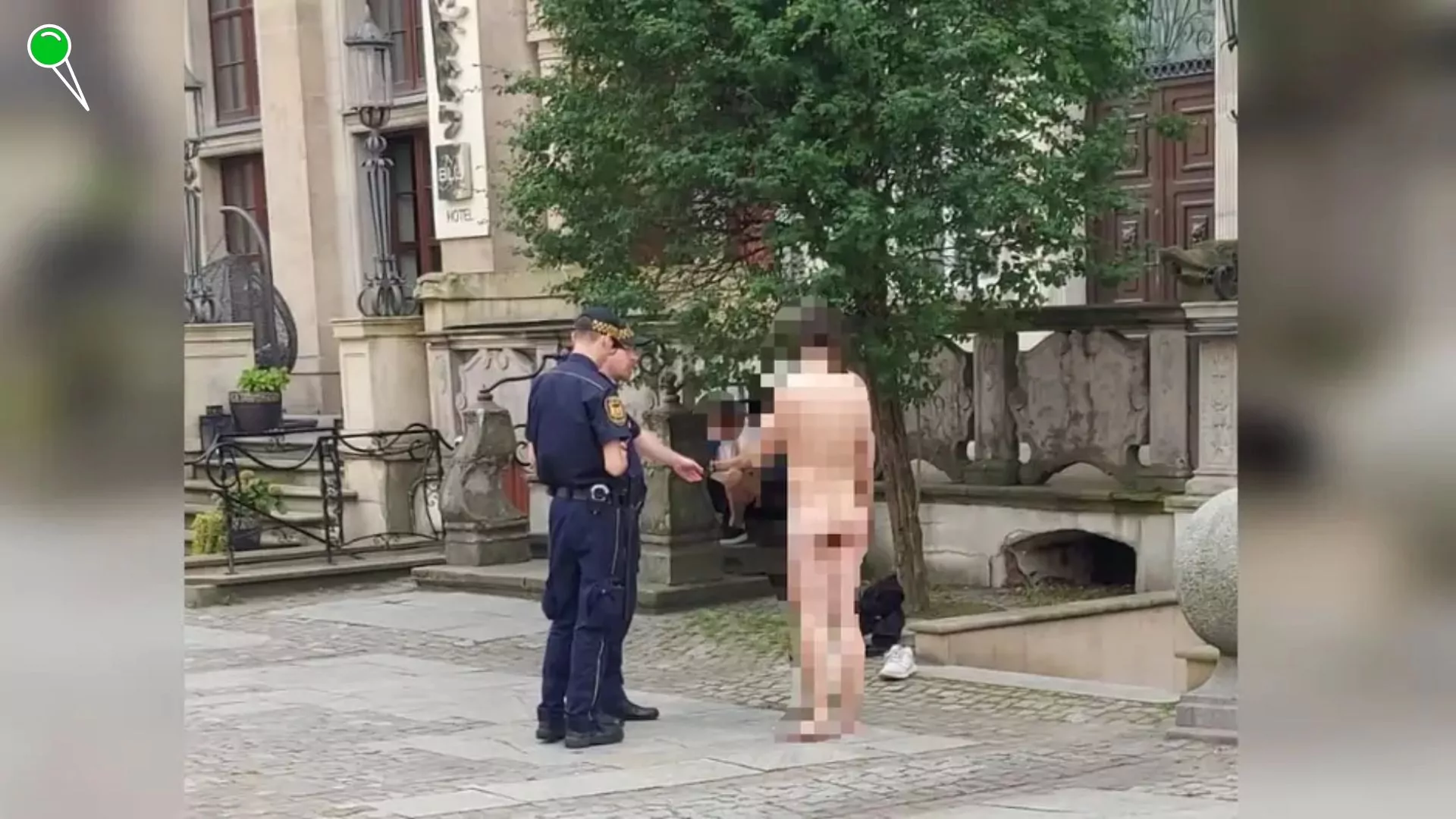 Nagi mężczyzna spacerował po Drodze Królewskiej w Gdańsku (FOTO: Grzegorz Jankowski/SM Gdańsk)