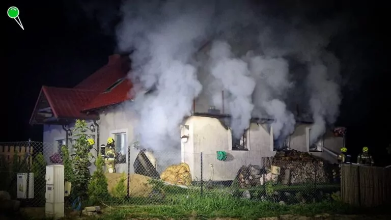 Tragedia w gminie Pszczółki. Nocny pożar w Kleszczewku (FOTO: OSP Pszczółki)