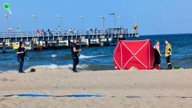 Tragiczny wypadek na plaży w Mechelinkach (FOTO: KPP PUCK)