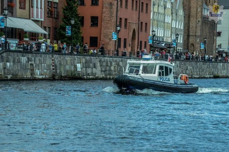 Mężczyzna wpadł do Motławy w Gdańsku. Trwają poszukiwania (FOTO; KMP Gdańsk)
