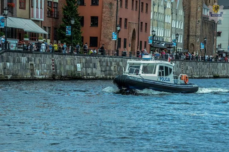 Mężczyzna wpadł do Motławy w Gdańsku. Trwają poszukiwania (FOTO; KMP Gdańsk)