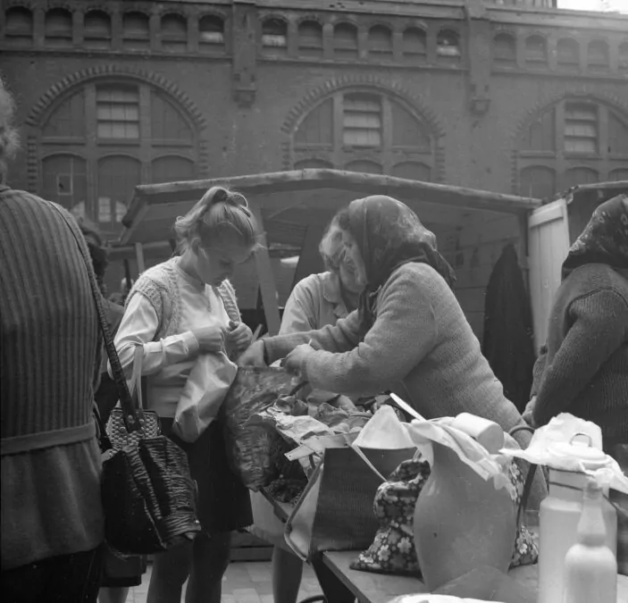 Tak zazwyczaj wyglądał w latach 70. dzień targowy przy Hali Targowej (FOTO: Marek Zarzecki/zbiory Archiwum Państwowego)