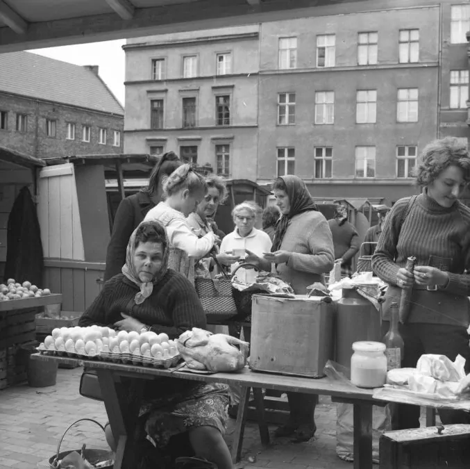 Tak zazwyczaj wyglądał w latach 70. dzień targowy przy Hali Targowej (FOTO: Marek Zarzecki/zbiory Archiwum Państwowego)