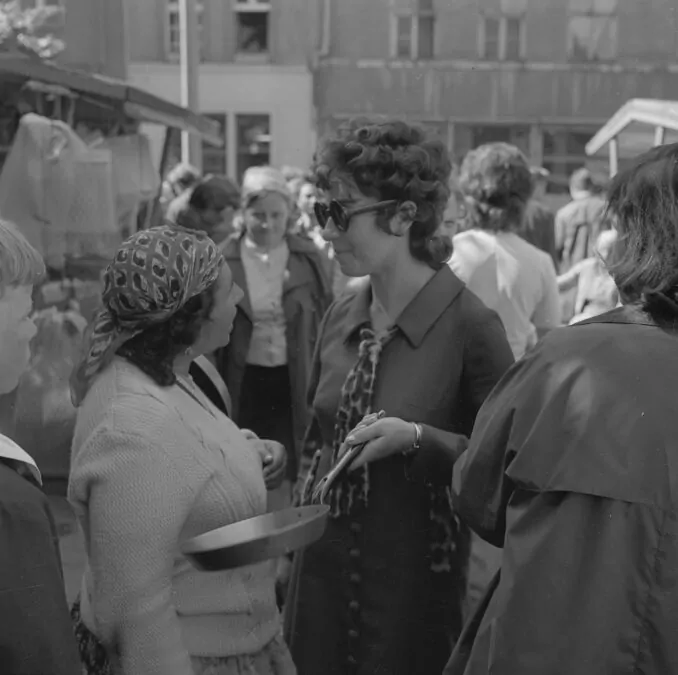 Jajka, mleko, warzywa, to wszystko można było kupić na targu (FOTO: Marek Zarzecki/zbiory Archiwum Państwowego)