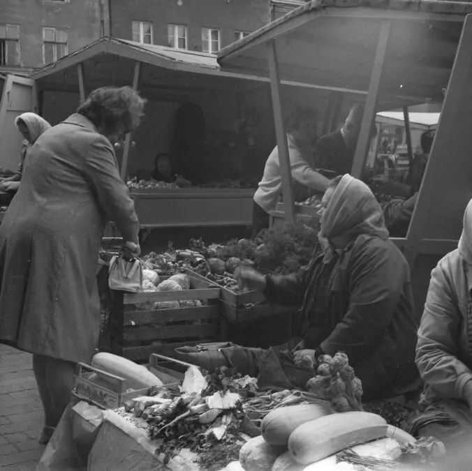 Jajka, mleko, warzywa, to wszystko można było kupić na targu (FOTO: Marek Zarzecki/zbiory Archiwum Państwowego)