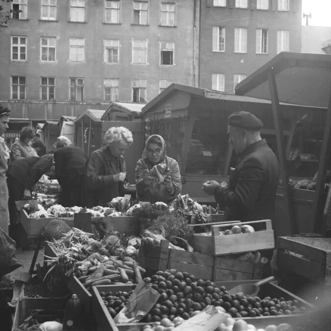 Plac Dominikański. Serce gdańskiego handlu w latach 70. (FOTO: Marek Zarzecki/zbiory Archiwum Państwowego)