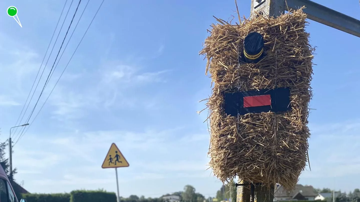 Słomiany fotoradar skutecznie straszy kierowców (FOTO: KPP Kwidzyn)