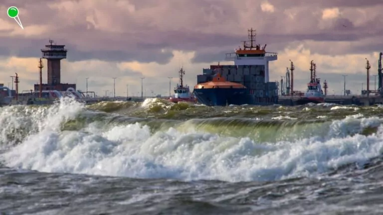 Silny wiatr i sztorm nad Bałtykiem. Ostrzeżenie drugiego stopnia (FOTO: canva.com)
