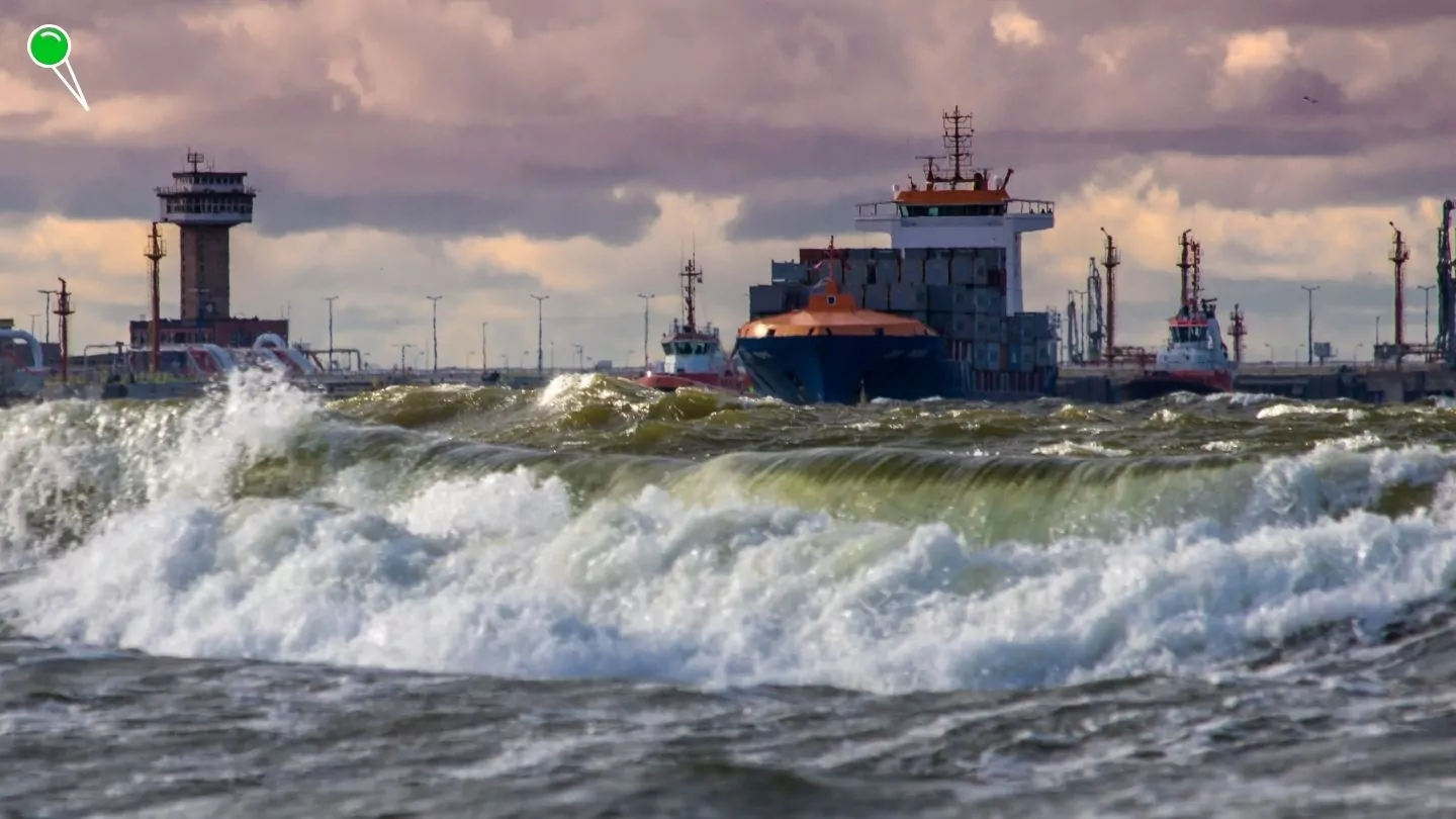 Silny wiatr i sztorm nad Bałtykiem. Ostrzeżenie drugiego stopnia (FOTO: canva.com)