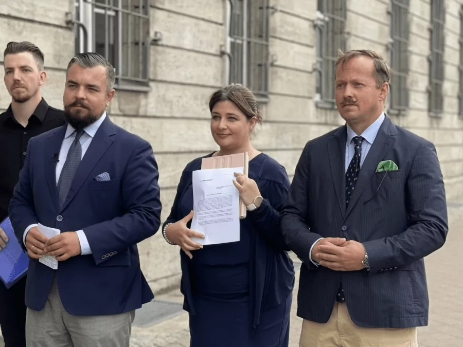 Działacze Konfederacji składają dokumenty (FOTO: Cristiana Cavalieri-Łukasiewicz/X)