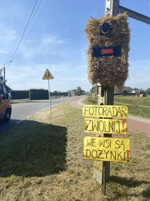Słomiany fotoradar skutecznie straszy kierowców (FOTO: KPP Kwidzyn)