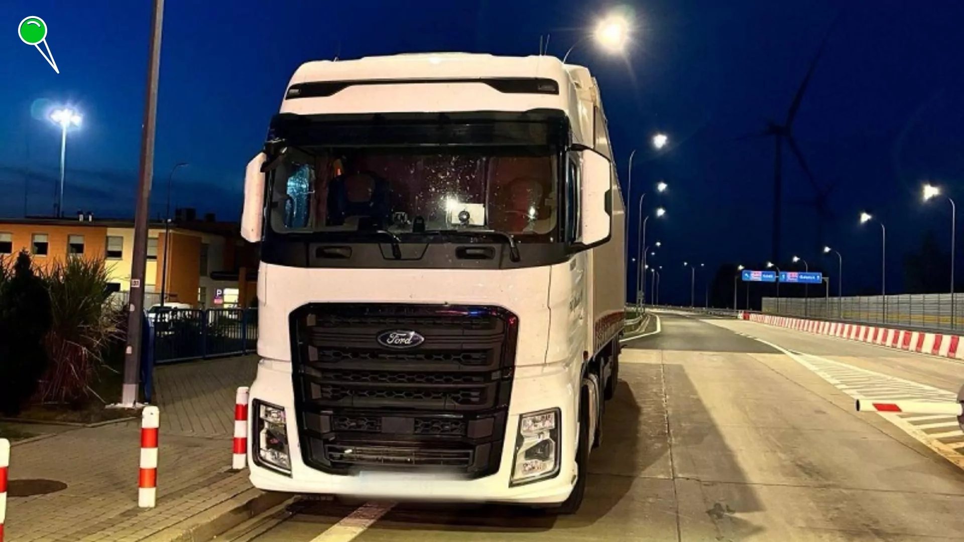 Pijany obywatel Ukrainy wjechał ciężarówką w bramki na A1 (FOTO: KPP Tczew)