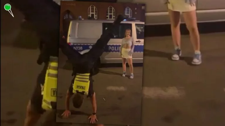 Policjant chodzi na rękach przy radiowozie w Gdańsku (FOTO: X)