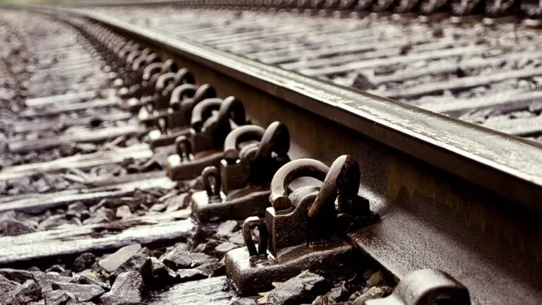 67-letnia kobieta zginęła na torach w Kościerzynie (FOTO: canva.com)