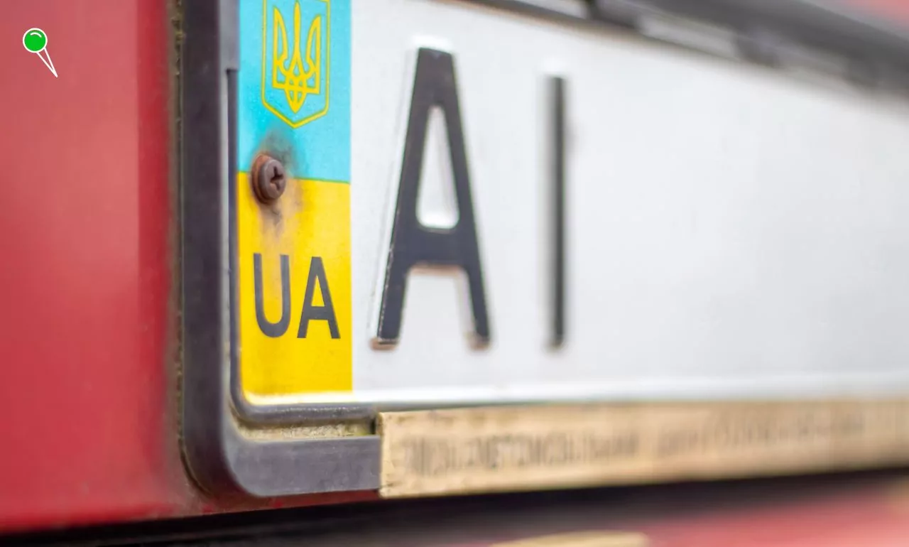 Nielegalne parkowanie aut na ukraińskich tablicach w Gdańsku (FOTO: canva.com)