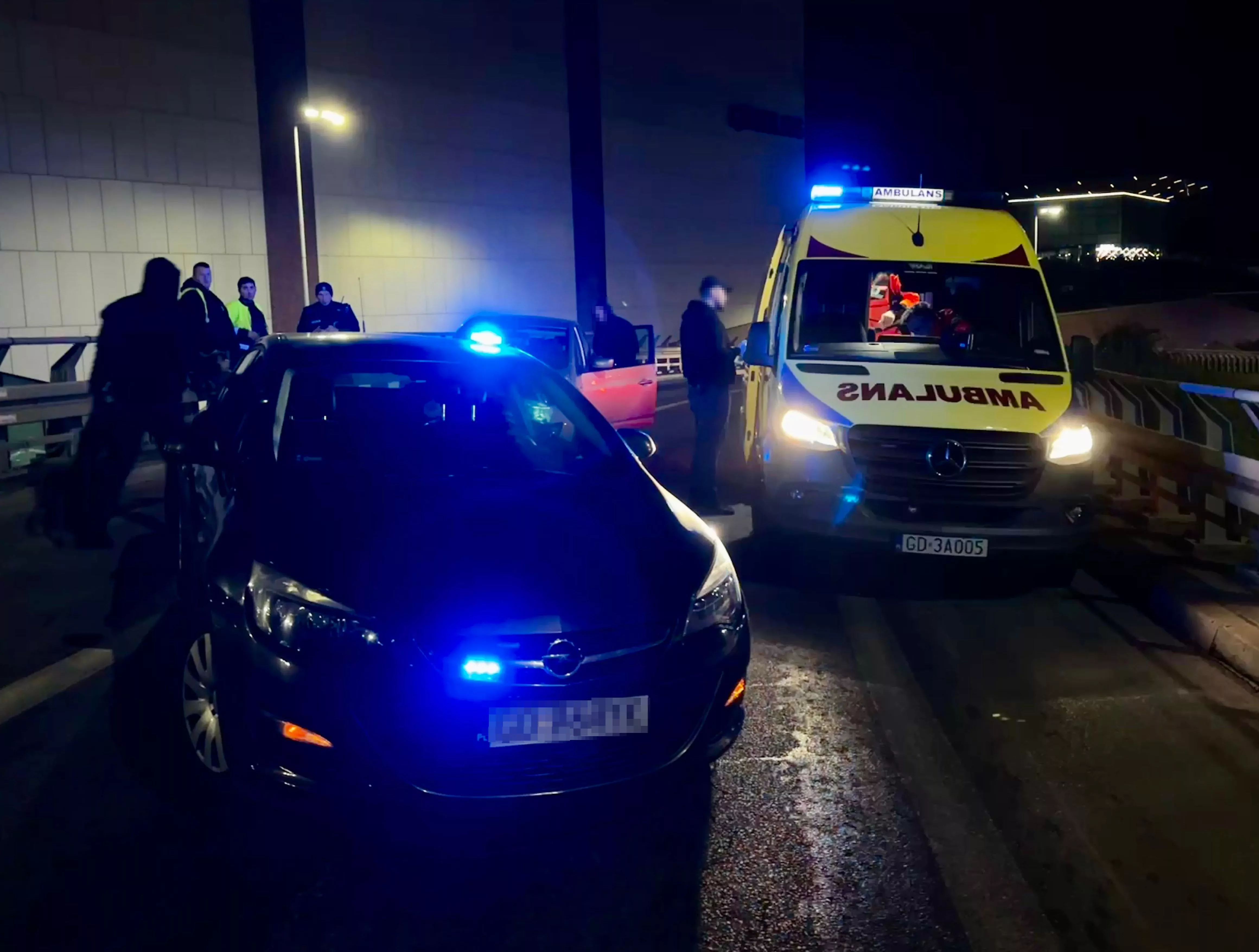 Policjanci z Gdańska zapobiegli tragedii - uratowali 40-latka (FOTO: KMP Gdańsk)