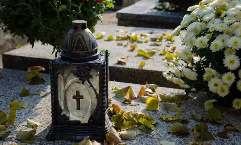 Jak dojechać na cmentarze w Sopocie? (FOTO: canva.com)