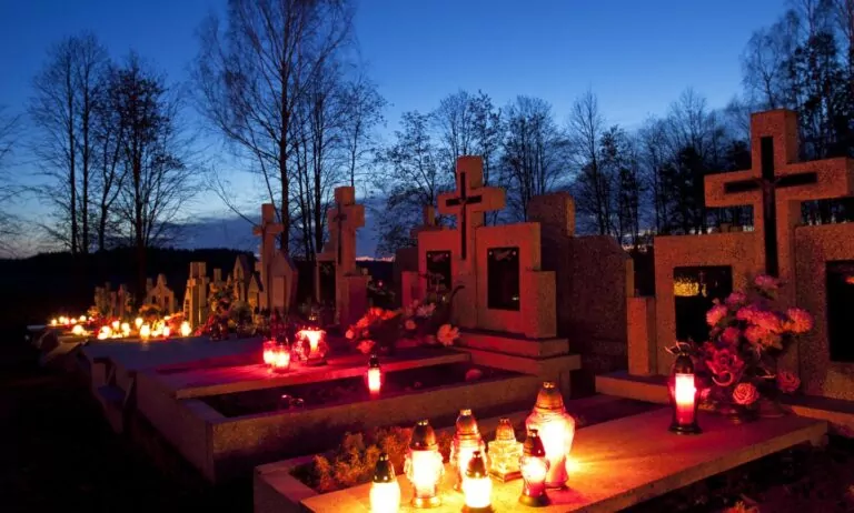 Jak dojechać na gdańskie cmentarze? (FOTO: canva.com)