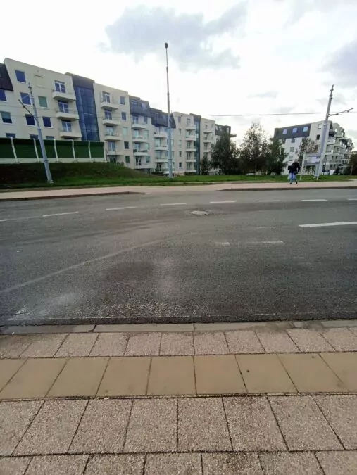 Brakujące malowania pasów na pętli (FOTO: wbijamszpile.pl) 