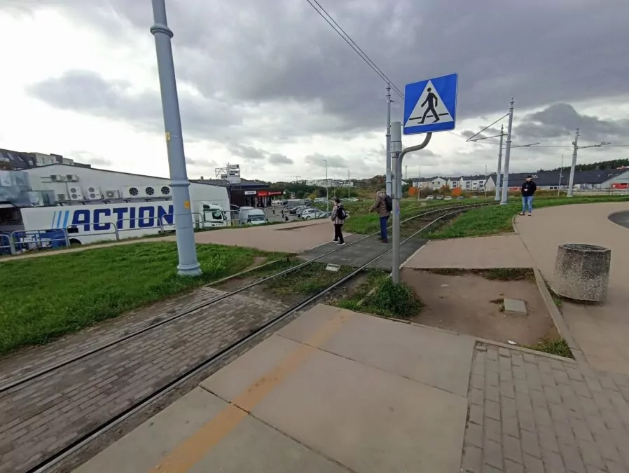 Przejście niesugerowane - zwykłe Miejsce tragedii na pętli Łostowice-Świetokrzyska  (FOTO: wbijamszpile.pl)