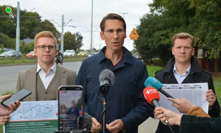 Trzy pasy i droga rowerowa. Kompromis dla al. Armii Krajowej (FOTO: Kacper Płażyński/FB)