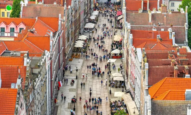Polacy po roku od wyborów: brak zmian w codziennym życiu (FOTO: canva.com)