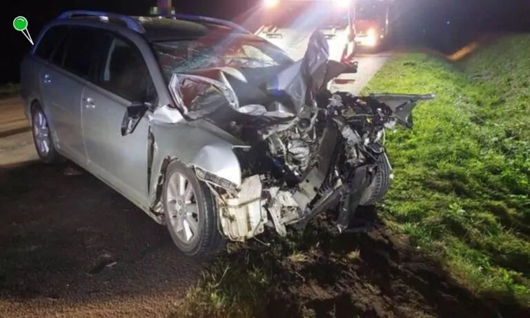 Kierowca taranem wjechał osobówką w ciągnik rolniczy (FOTO: (KPP Kwidzyn)