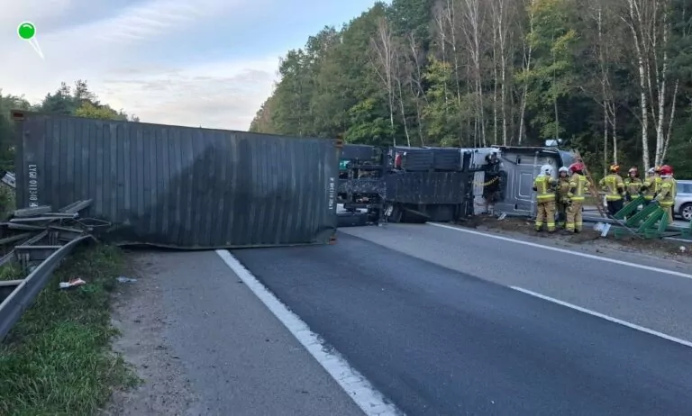 Obwodnica Trójmiasta zablokowana. Wywrócona ciężarówka z cementem (FOTO: KWP Gdańsk)
