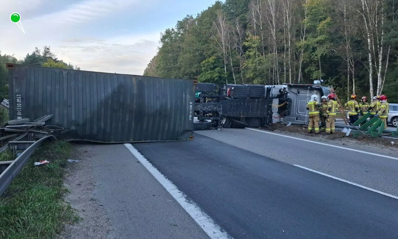 Obwodnica Trójmiasta zablokowana. Wywrócona ciężarówka z cementem (FOTO: KWP Gdańsk)