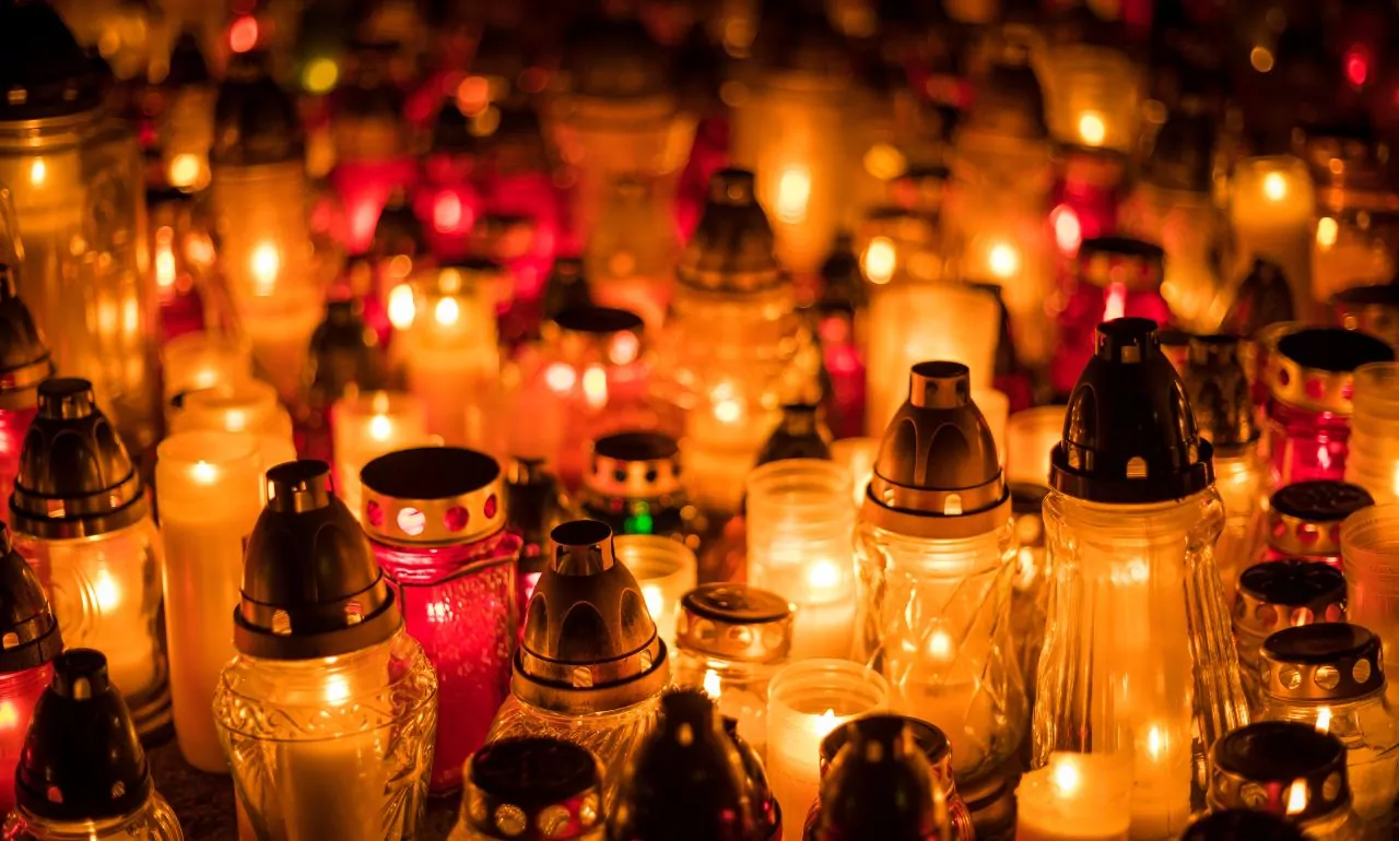 Ceny zniczy znacząco wzrosły. Co stoi za podwyżką? (FOTO: canva.com)