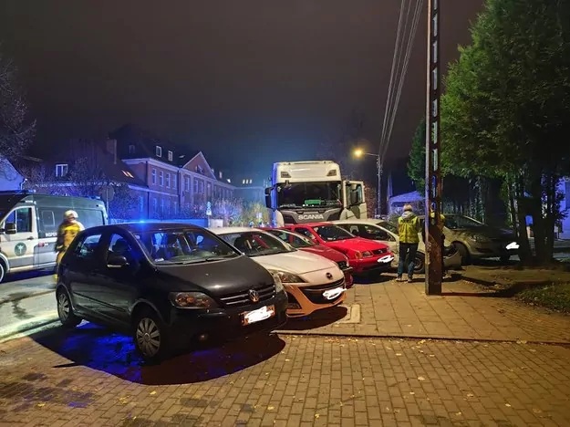 Ciężarówka w Sztumie staranowała 11 aut. Ogromne straty (FOTO: OSP Postolin)