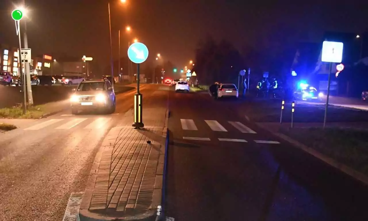 14-latka wtargnęła pod auto na przejściu dla pieszych (FOTO KPP Pruszcz Gdański)