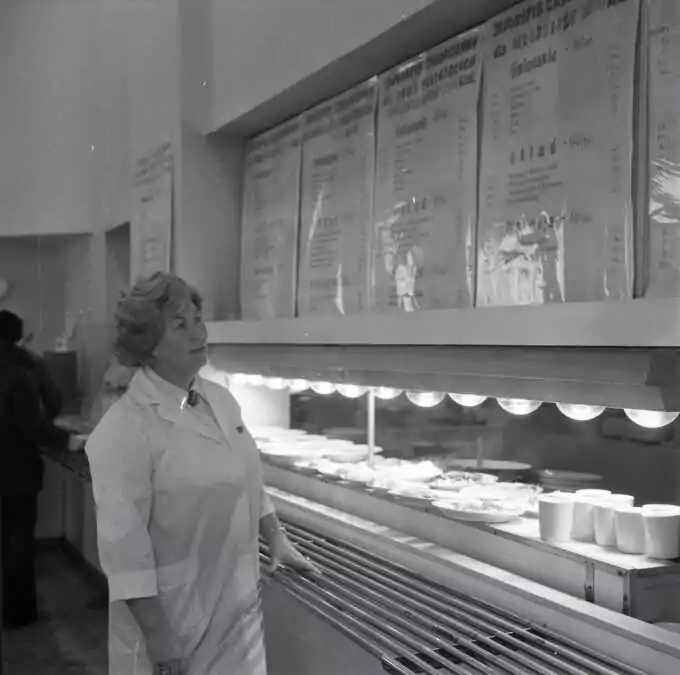 Prawie 50 lat historii barów mlecznych w Polsce (FOTO: Fot. Marek Zarzecki, marzec 1976, ze zbiorów Archiwum Państwowego w Gdańsku)