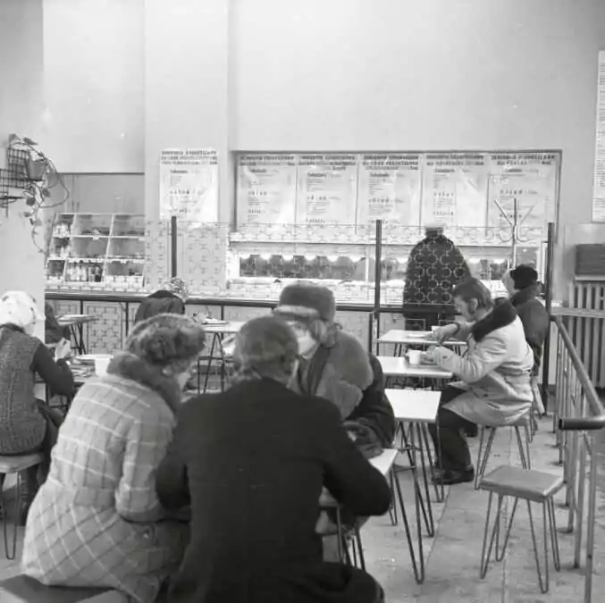 Prawie 50 lat historii barów mlecznych w Polsce (FOTO: Fot. Marek Zarzecki, marzec 1976, ze zbiorów Archiwum Państwowego w Gdańsku)