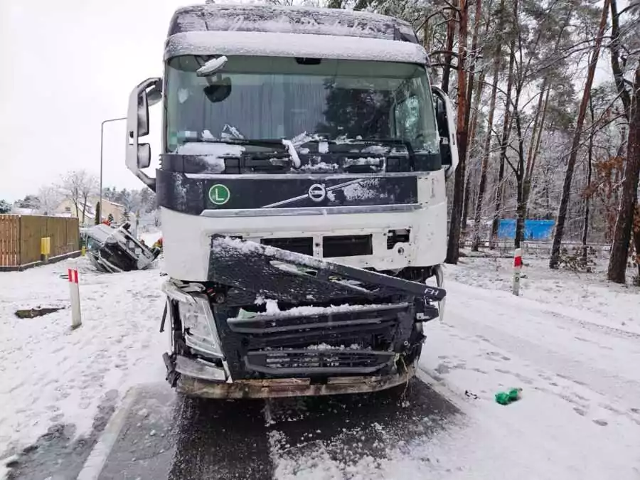 Wypadek w Dobojewie. Nie żyje kierowca (FOTO: PSP Człuchów)