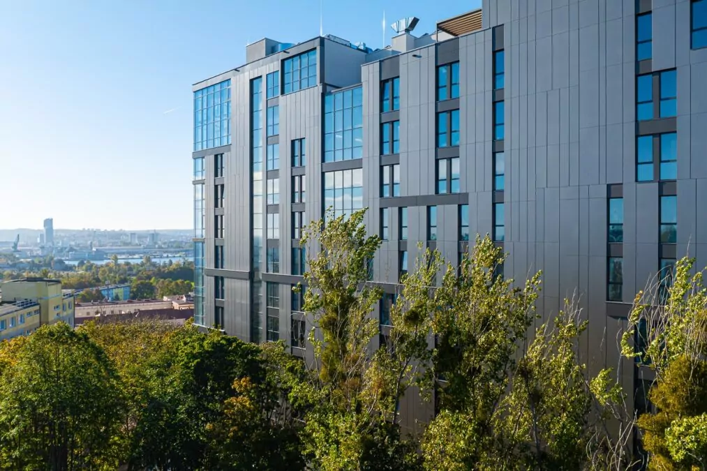 Nowoczesny budynek Akademii Marynarki Wojennej prawie gotowy (FOTO: Mirbud)