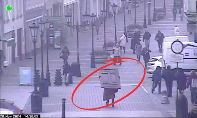 Ukradł dębowe drzwi i spacerował z nimi po mieście (FOTO: SM Wejherowo)