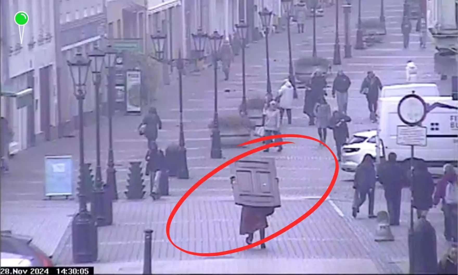 Ukradł dębowe drzwi i spacerował z nimi po mieście (FOTO: SM Wejherowo)