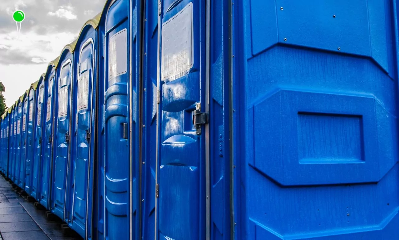 Granat w toalecie "Toi-Toi" przy cmentarzu w Gdańsku (FOTO: canva.com)