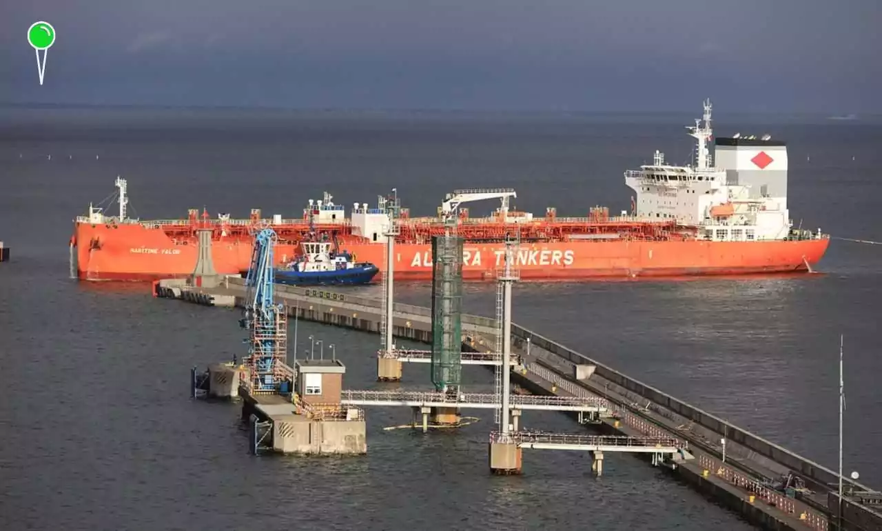 Singapurski tankowiec w Porcie Gdynia. Rekordowa dostawa (FOTO: canva.com)