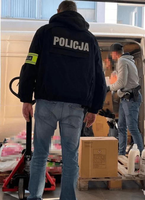 40 ton podróbek pod Puckiem. Szczegóły akcji policji i KAS (FOTO: KPP Puck)