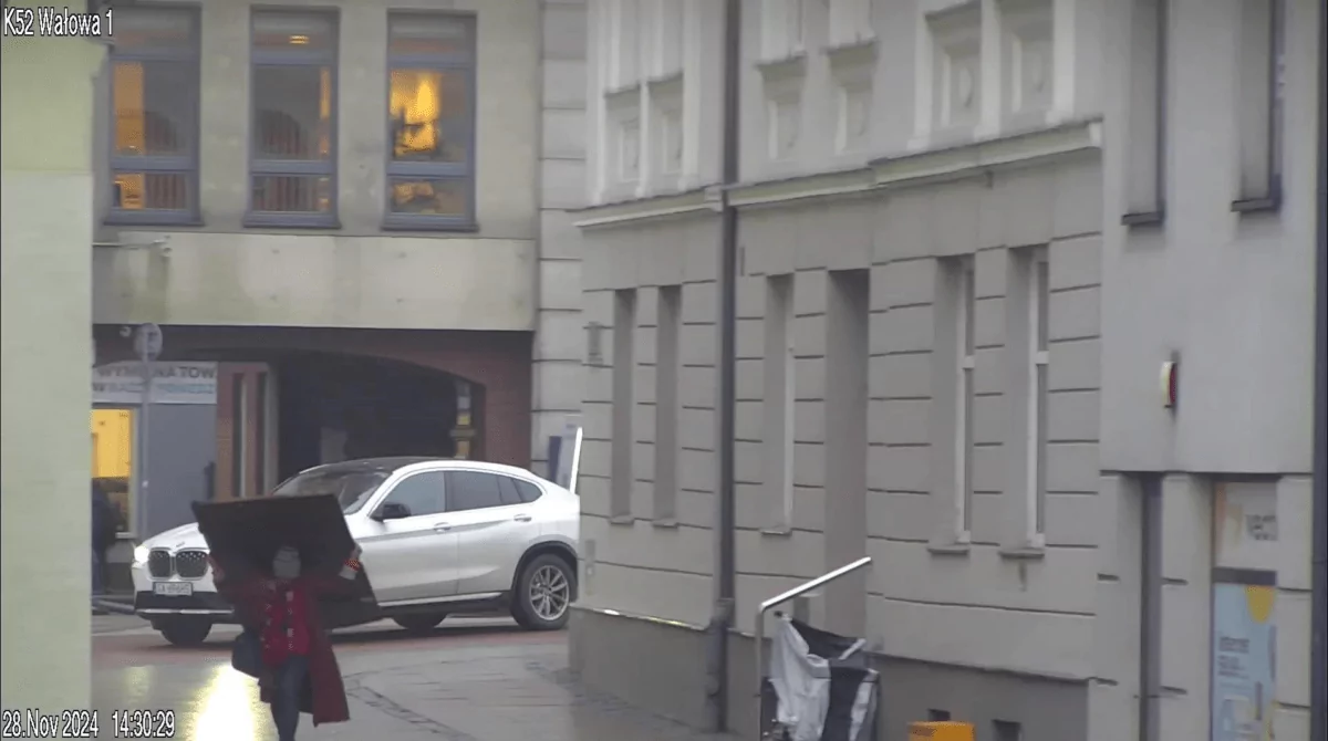 Ukradł dębowe drzwi i spacerował z nimi po mieście (FOTO: SM Wejherowo)