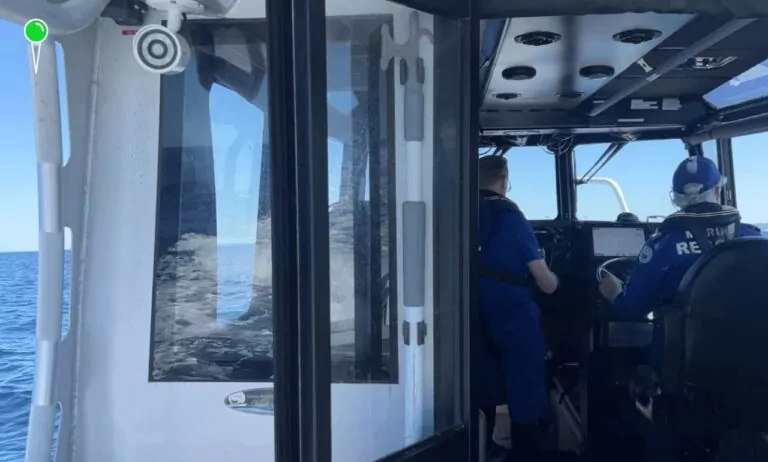 Marynarz, który wypadł za burtę statku towarowego, spędził 20 godzin w wodach oceanu u południowo-wschodnich wybrzeży Australii. To wydarzenie bez precedensu. Mężczyznę, unoszącego się na falach, zauważył wędkarz, który natychmiast powiadomił ratowników (FOTO: marinerescuensw.com.au)